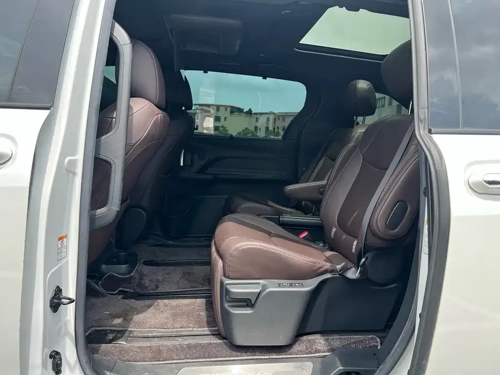 Toyota Sienna — фото 8