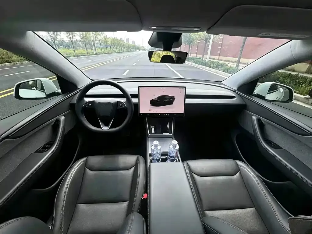 Tesla Model Y — фото 7
