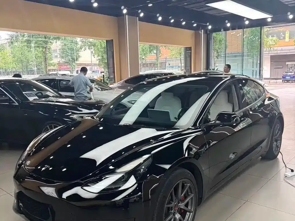 Tesla Model 3 — фото 1