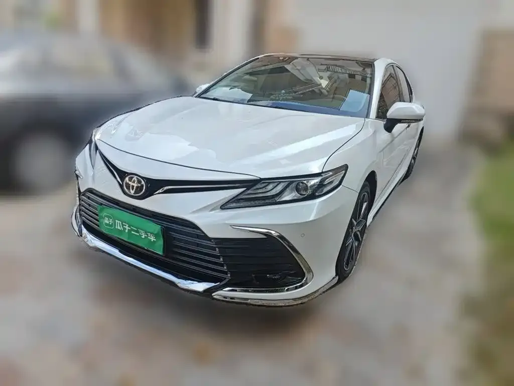 Toyota Camry — фото 1