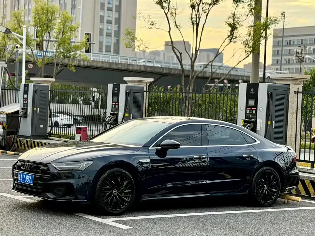 Audi A7L — фото 1