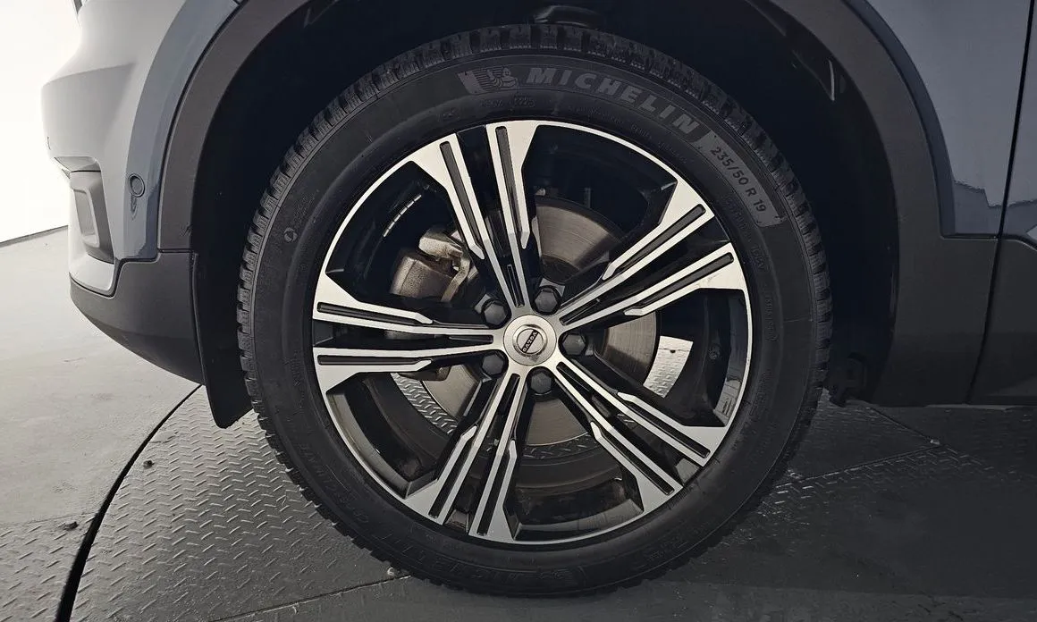 Volvo XC40 — фото 10