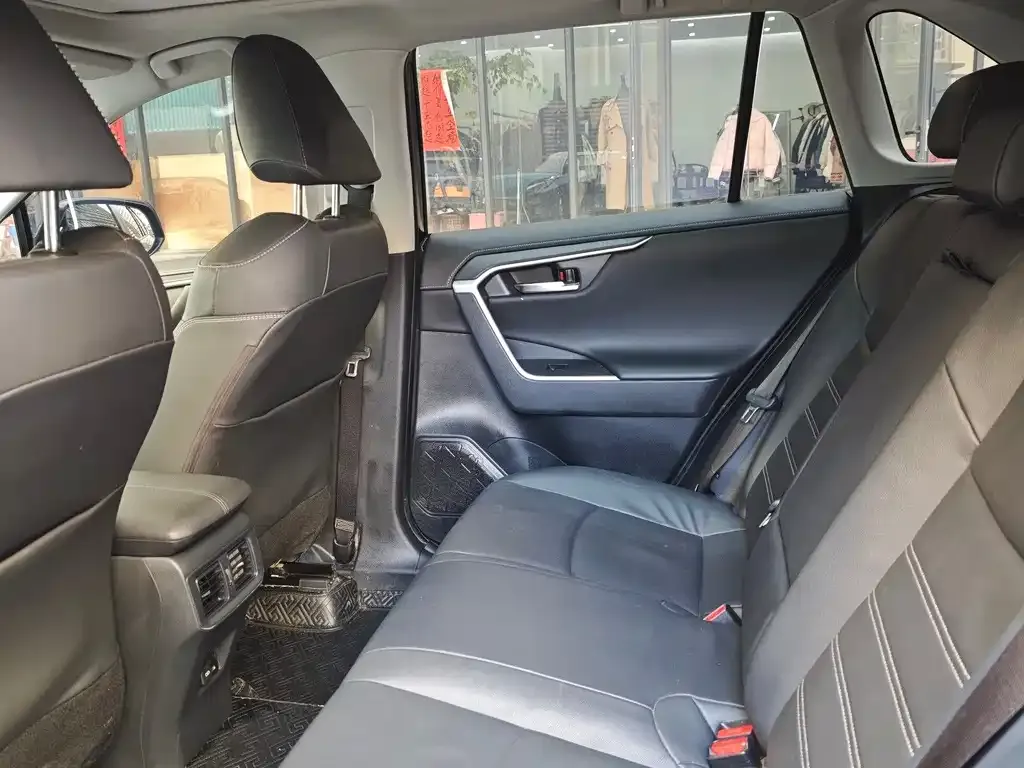 Toyota RAV4 — фото 4