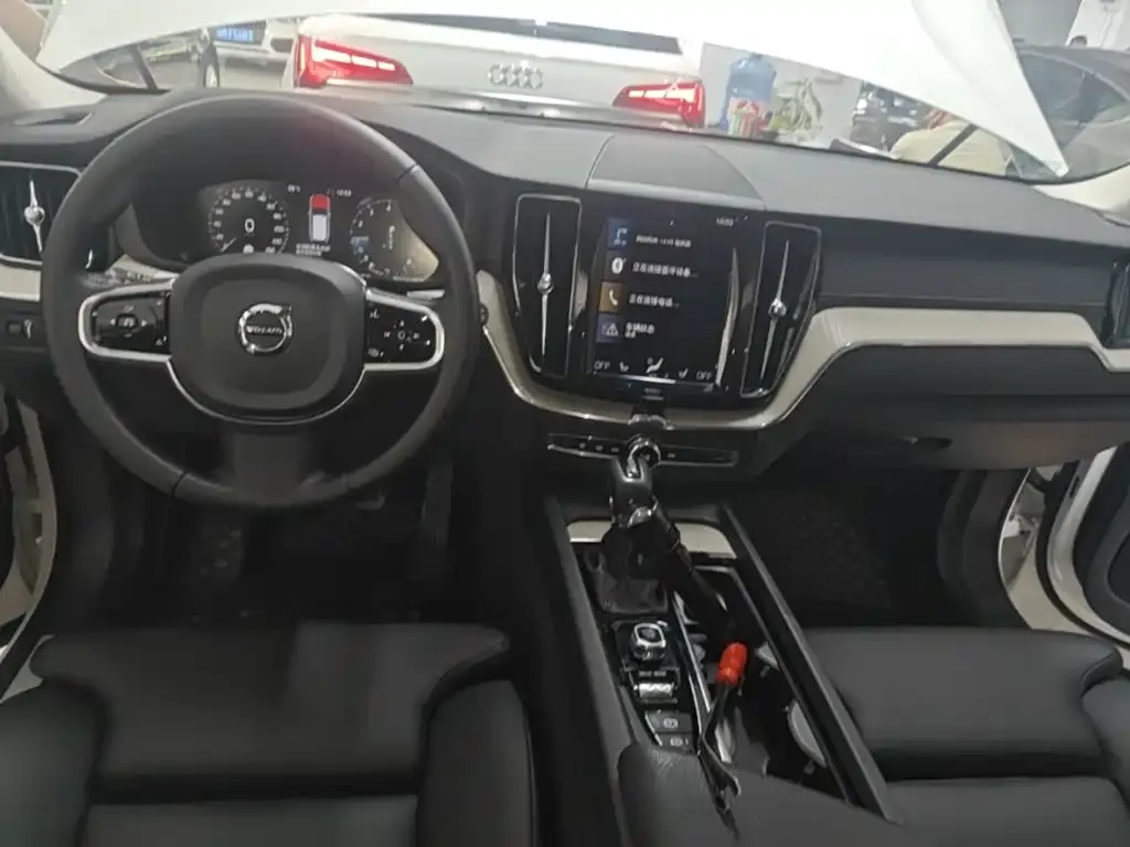 Volvo XC60 — фото 2