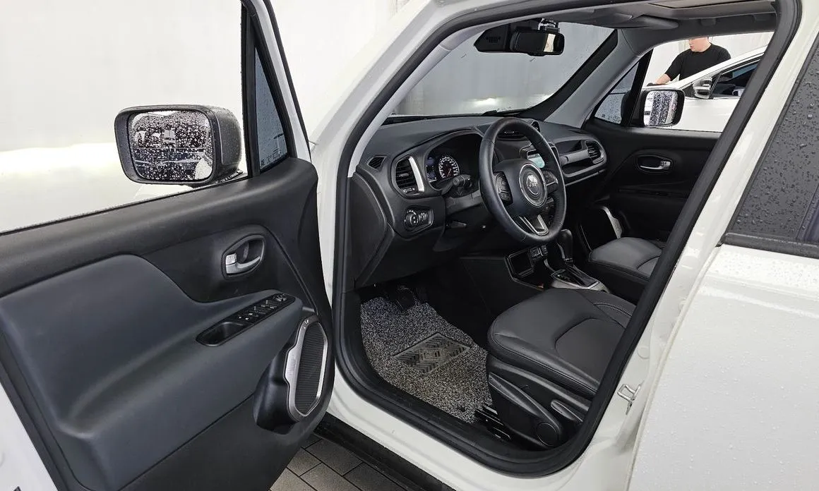 Jeep Renegade — фото 6