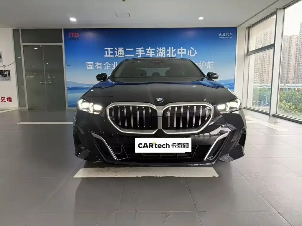 BMW 5 Series — фото 1