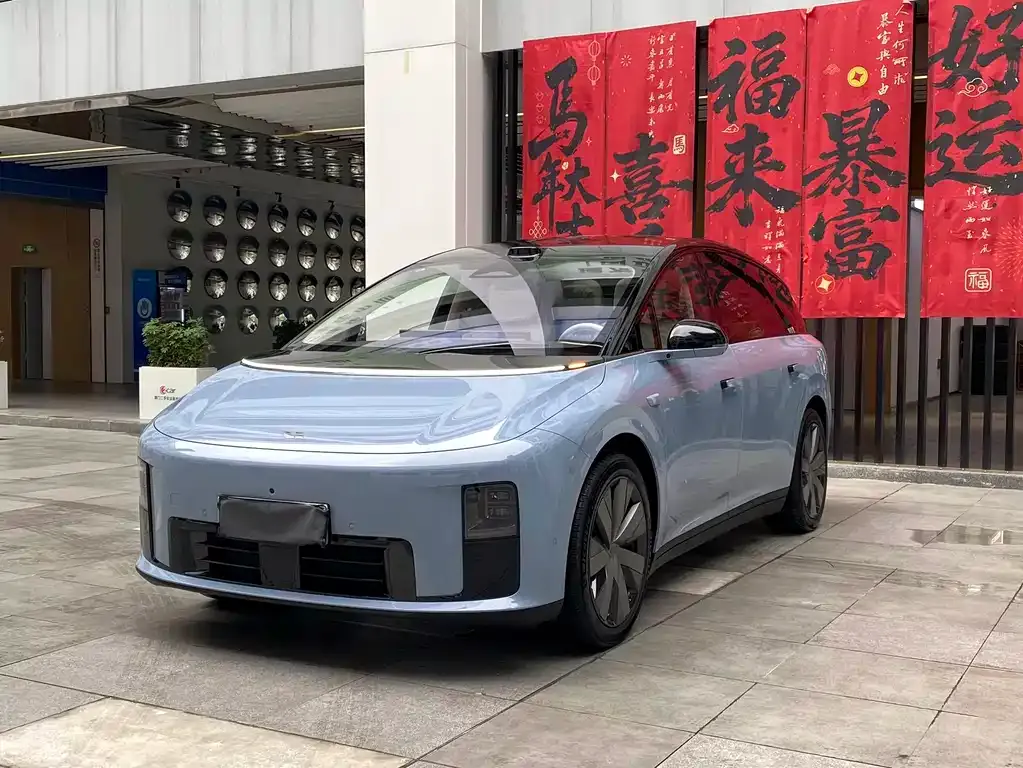 Li Auto i8 — фото 1