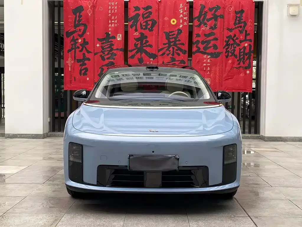 Li Auto i8 — фото 10