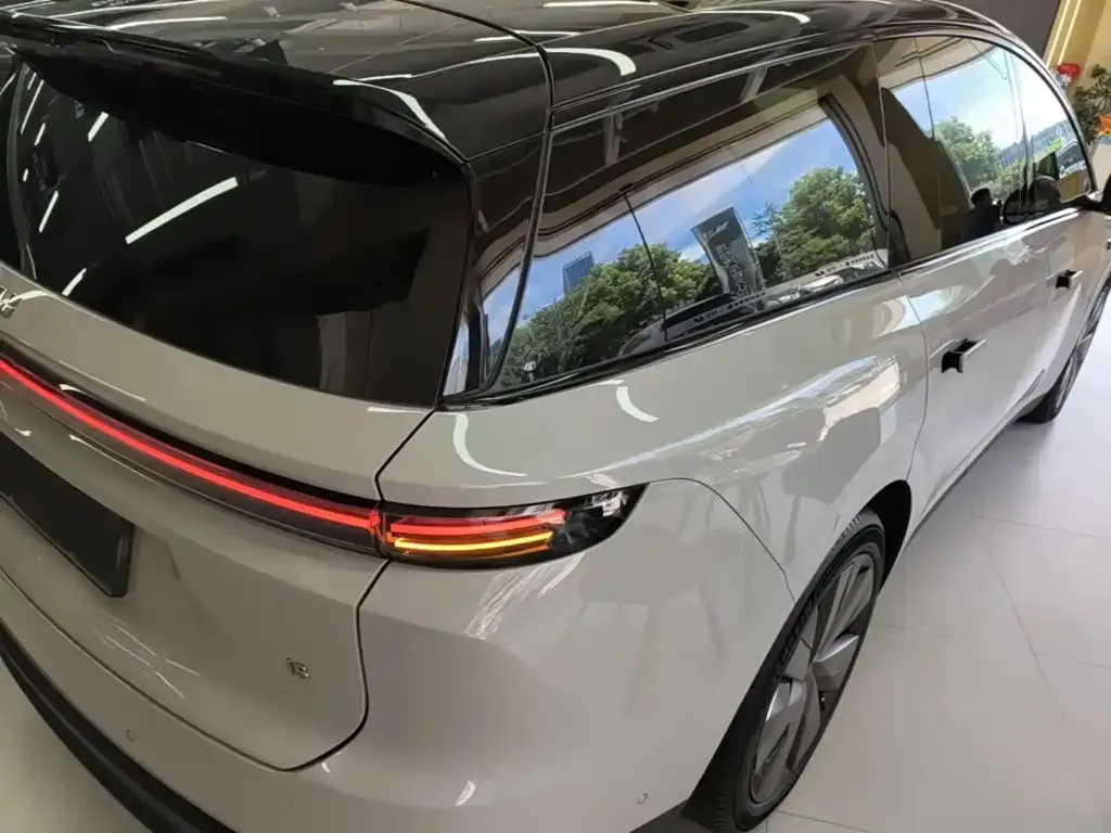 Li Auto i8 — фото 3