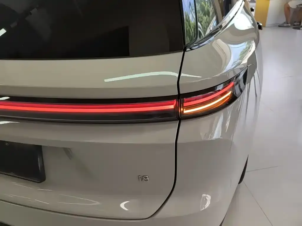 Li Auto i8 — фото 6