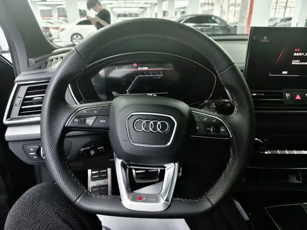 Audi Q5L — фото 10