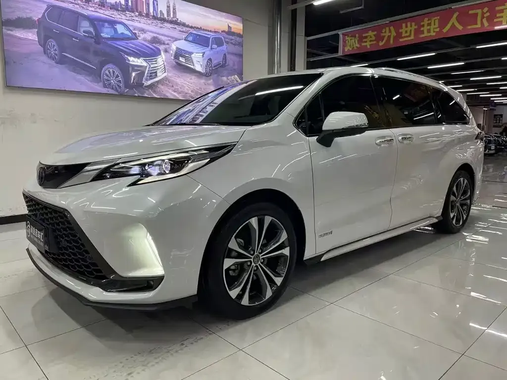 Toyota Granvia — фото 1