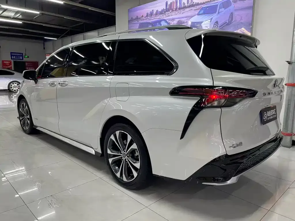 Toyota Granvia — фото 5