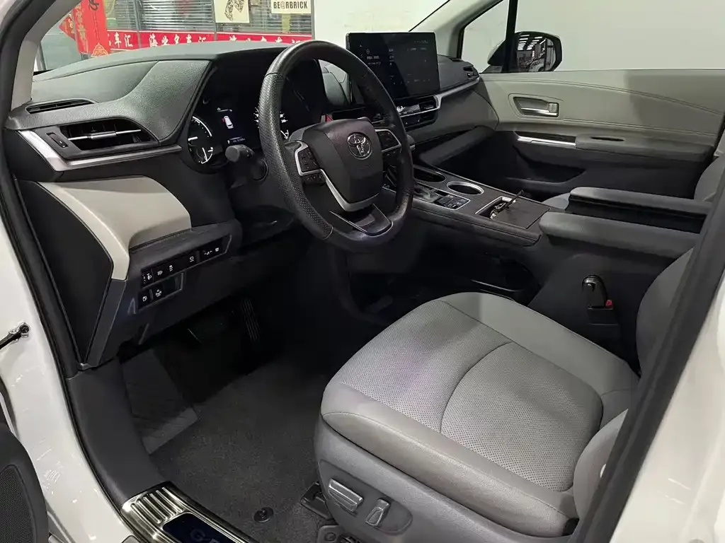 Toyota Granvia — фото 8