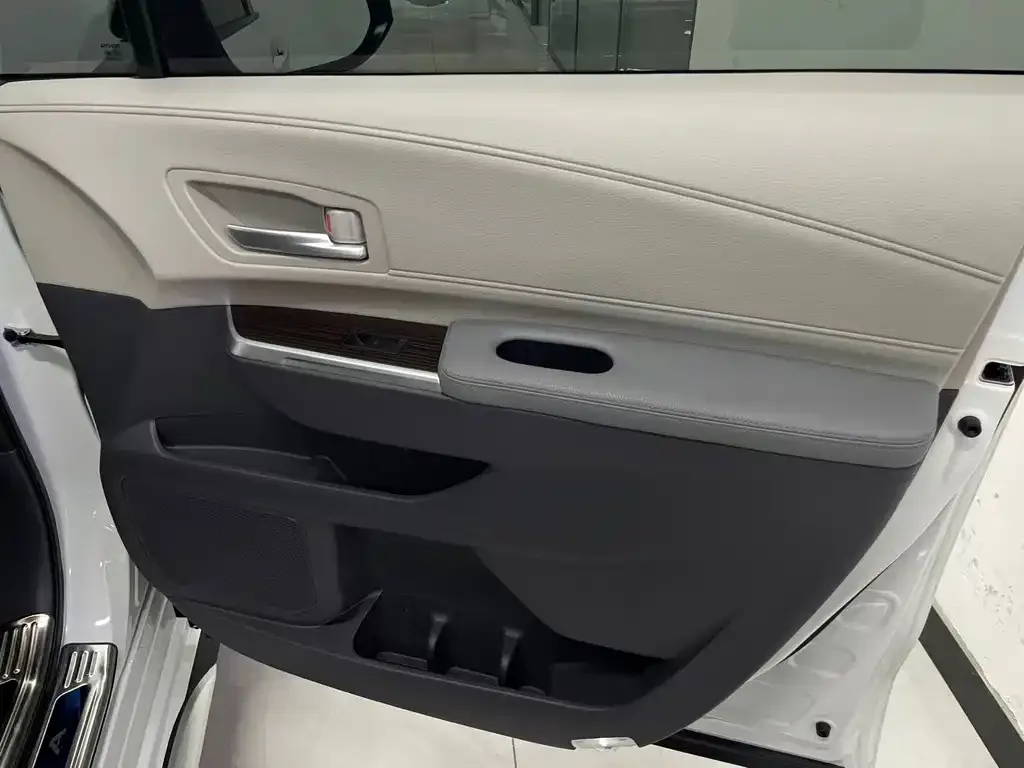 Toyota Granvia — фото 2