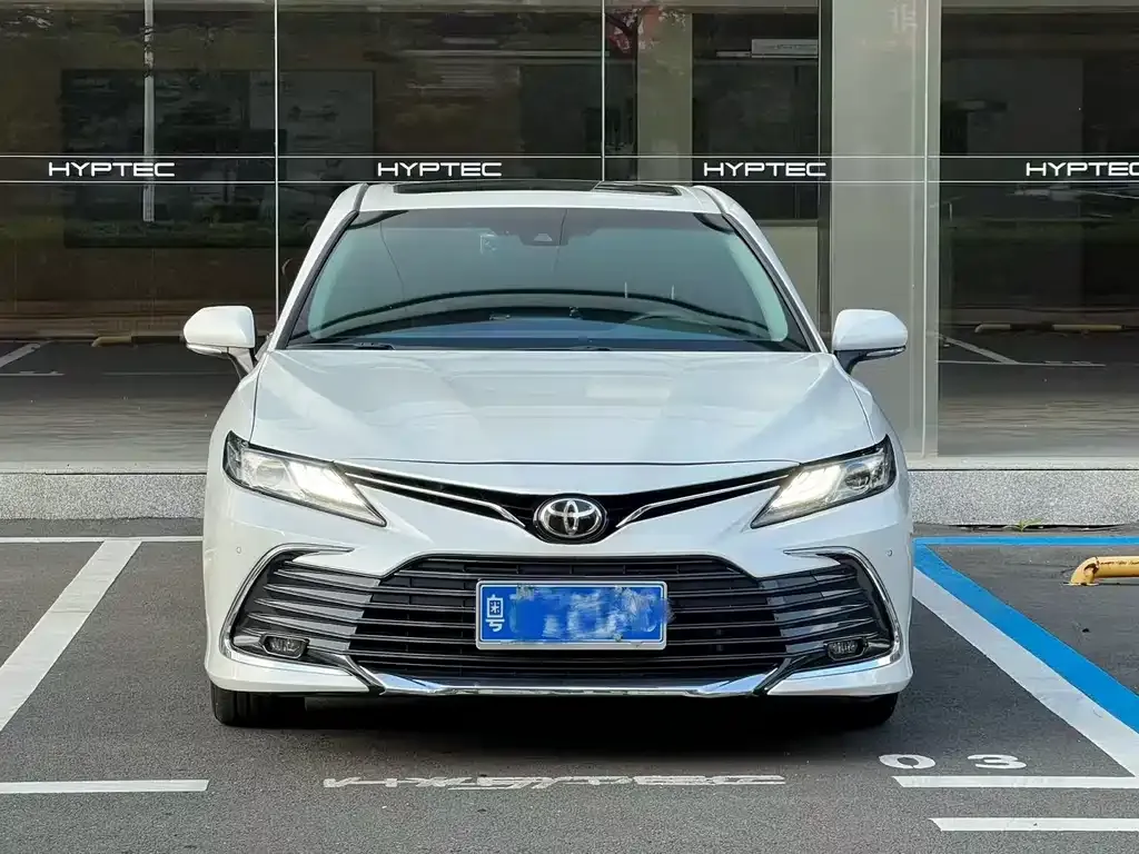 Toyota Camry — фото 1