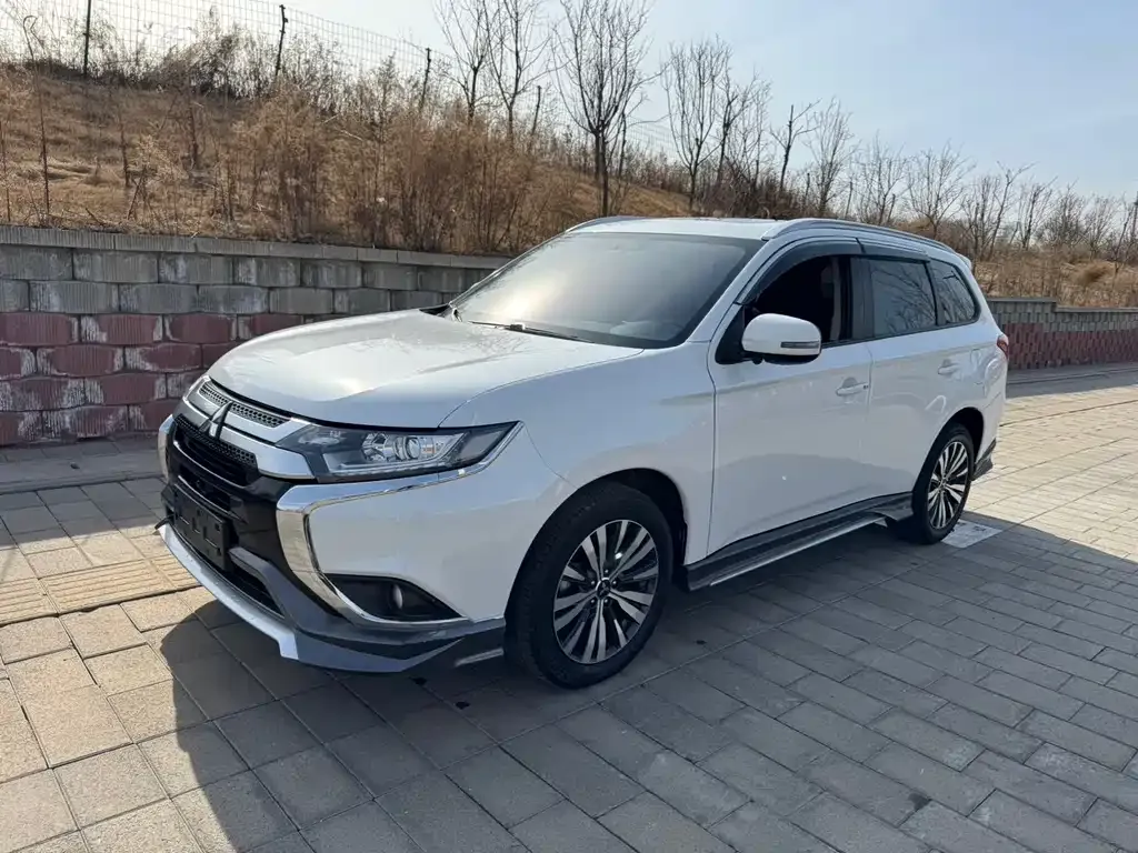 Mitsubishi Outlander — фото 1