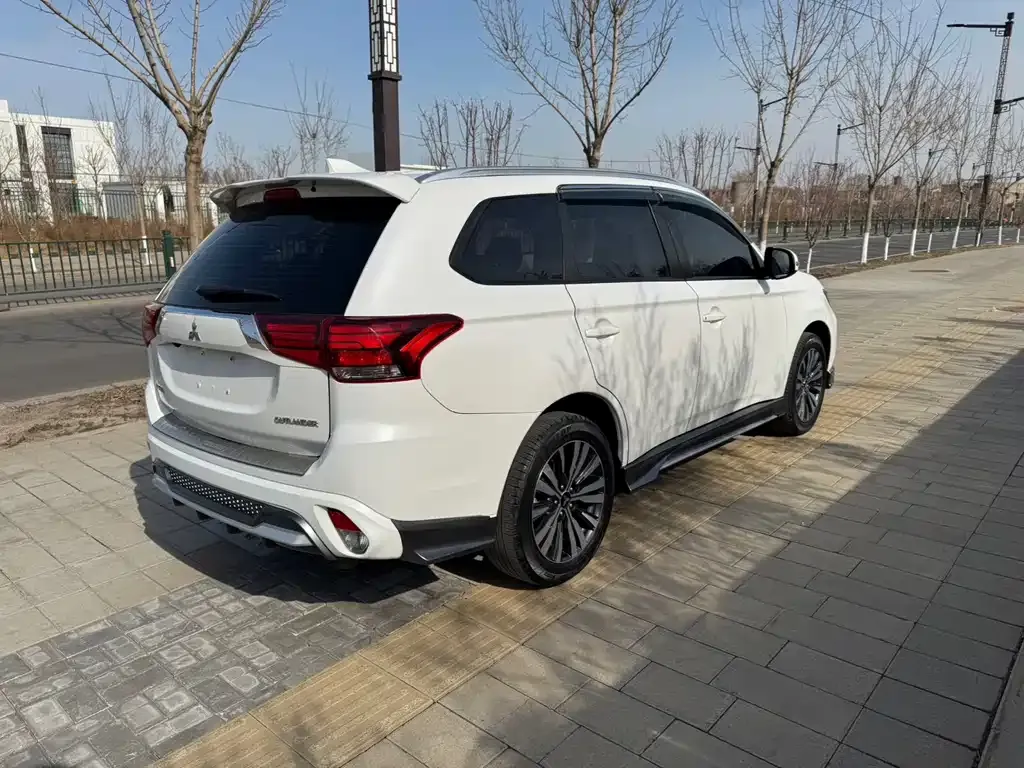 Mitsubishi Outlander — фото 9