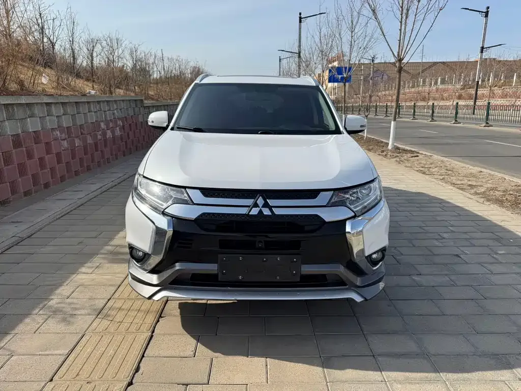 Mitsubishi Outlander — фото 8
