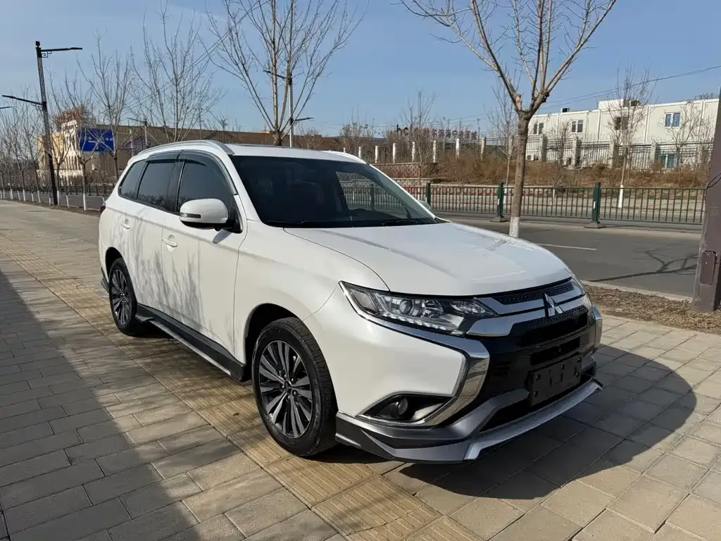 Mitsubishi Outlander — фото 7