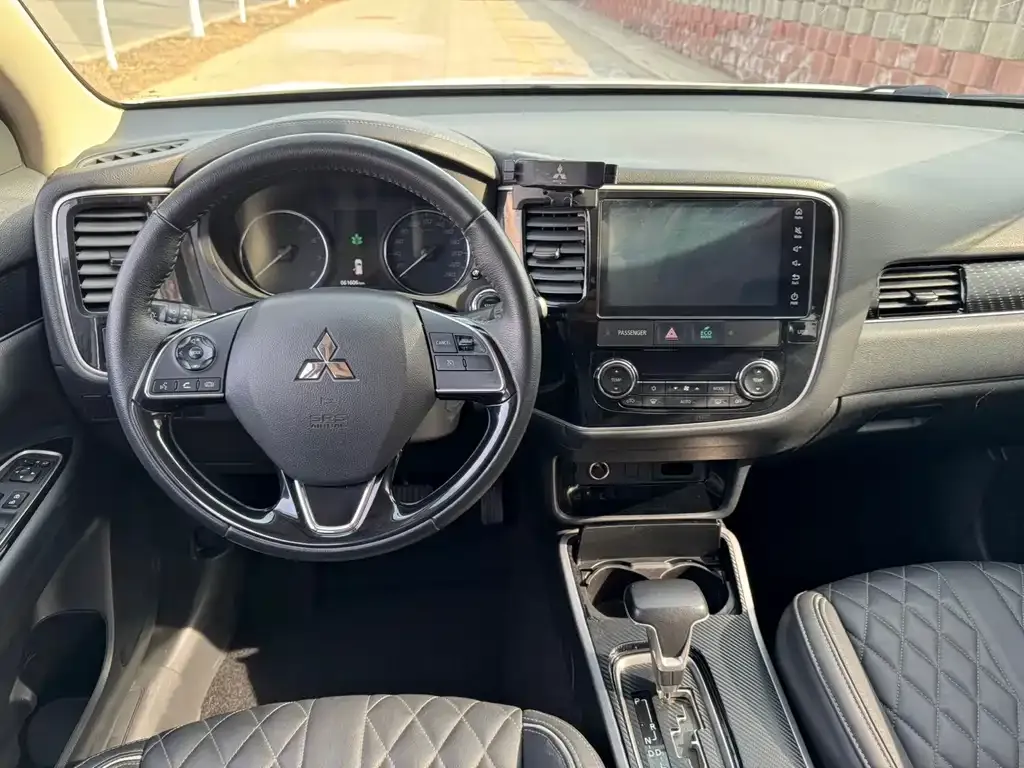 Mitsubishi Outlander — фото 4