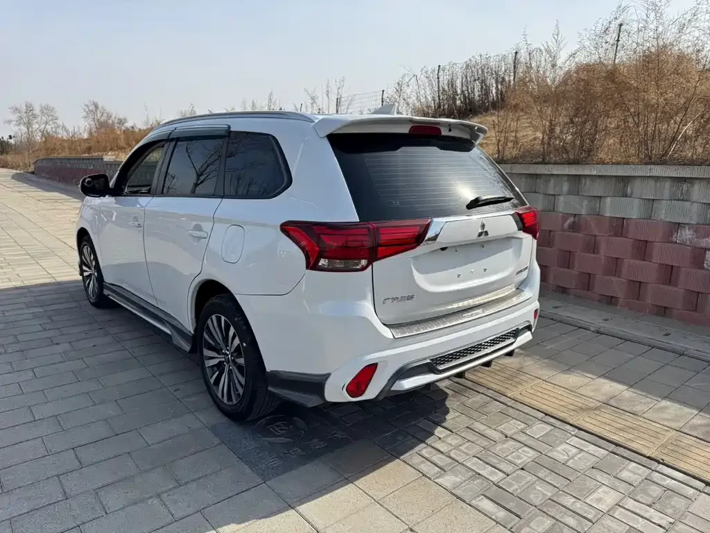 Mitsubishi Outlander — фото 3
