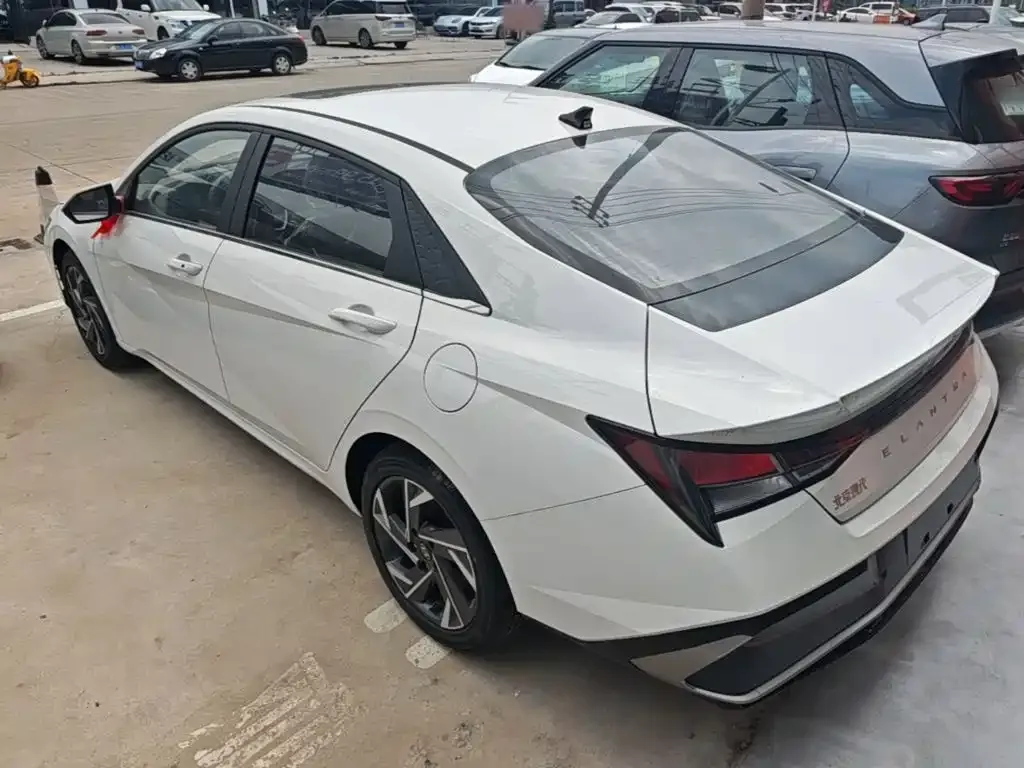 Hyundai Elantra — фото 10