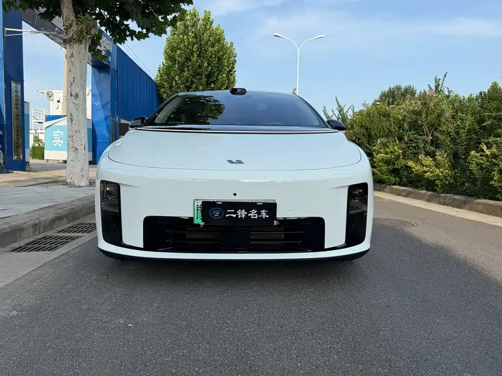 Li Auto i8 — фото 5