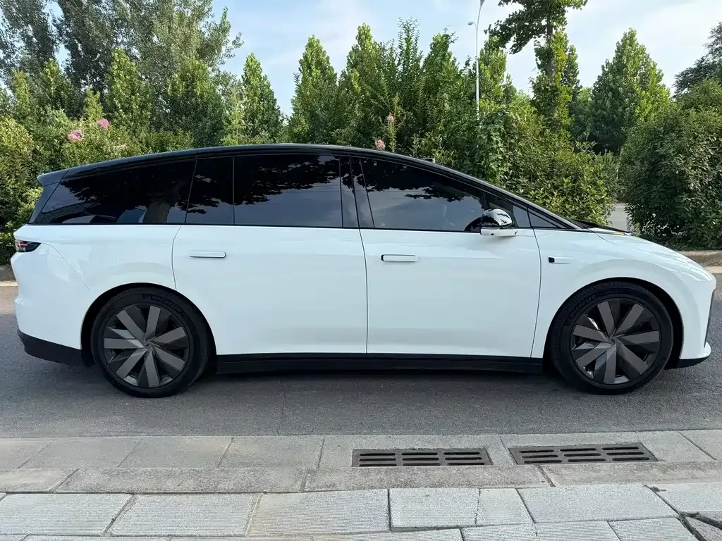 Li Auto i8 — фото 6