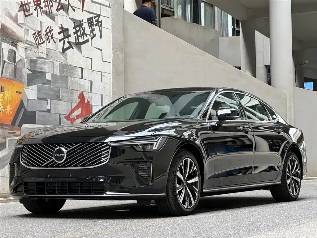 Volvo S90 — фото 1