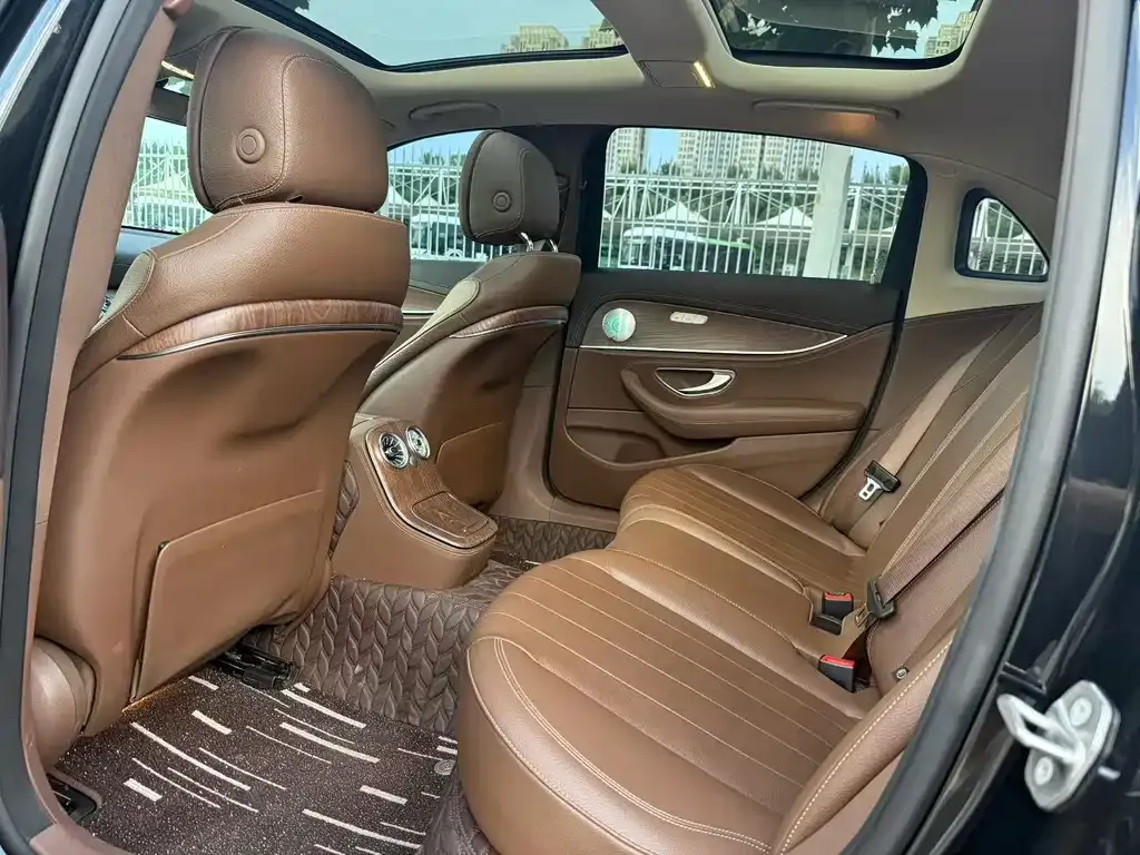Mercedes-Benz E-Class — фото 2