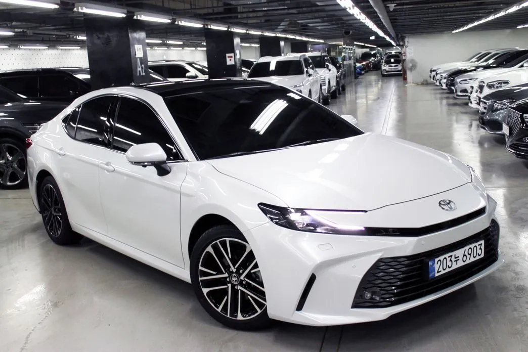 Toyota Camry — фото 1