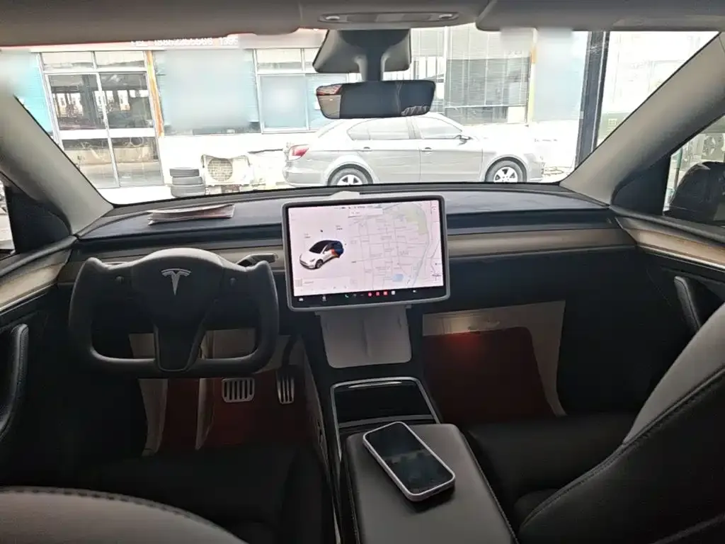 Tesla Model Y — фото 10