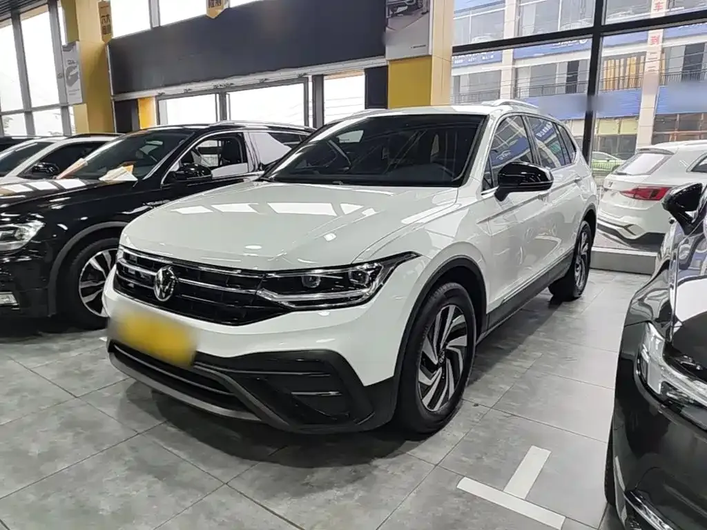 Volkswagen Tiguan L — фото 1