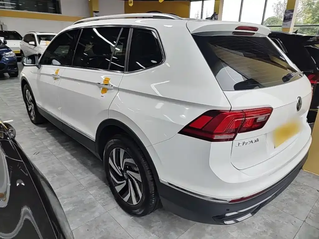 Volkswagen Tiguan L — фото 10