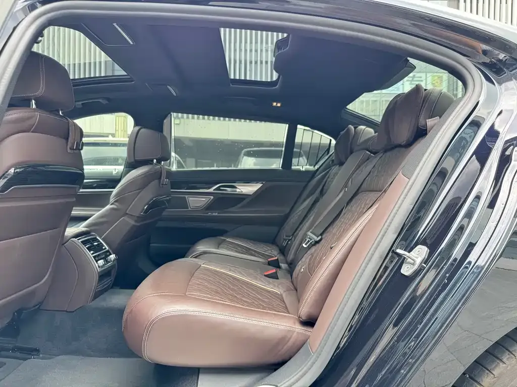 BMW 7 Series — фото 10