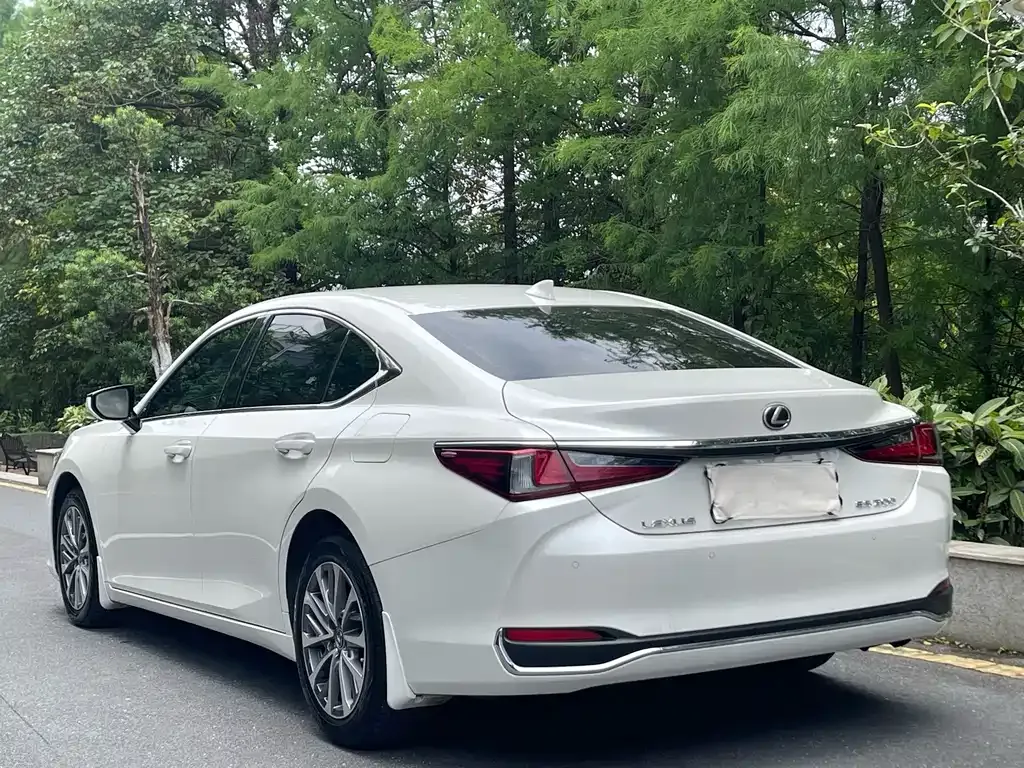 Lexus ES — фото 10