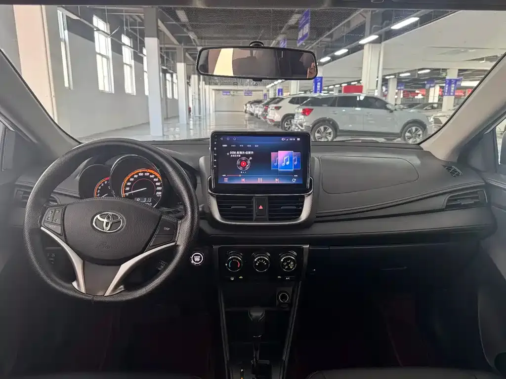 Toyota Yaris L — фото 2
