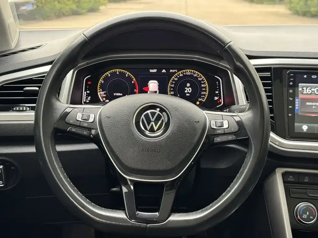 Volkswagen T-Roc — фото 6