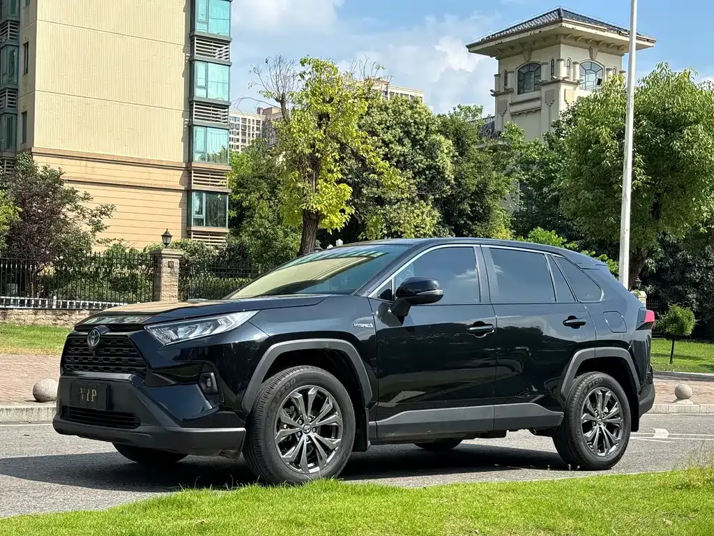 Toyota RAV4 — фото 1