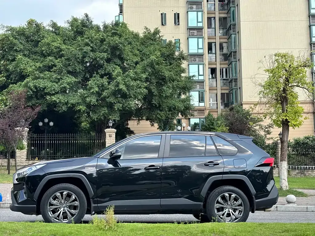 Toyota RAV4 — фото 10