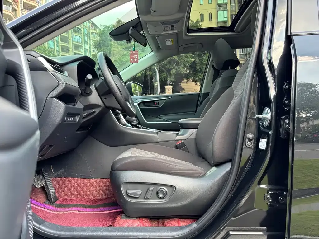 Toyota RAV4 — фото 6