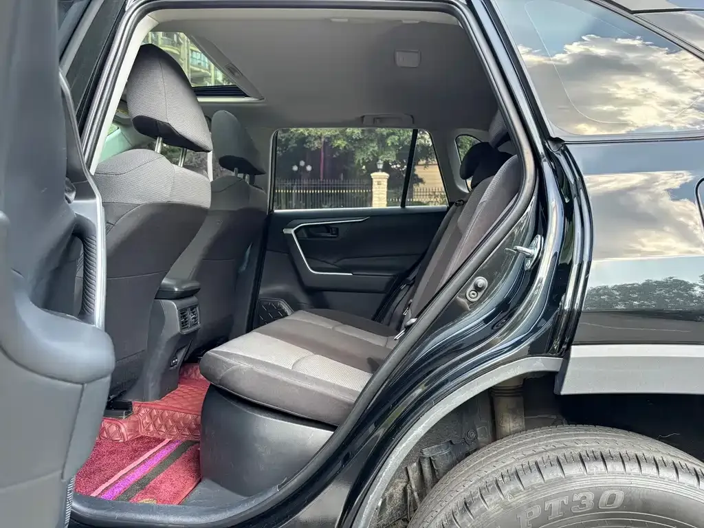 Toyota RAV4 — фото 2