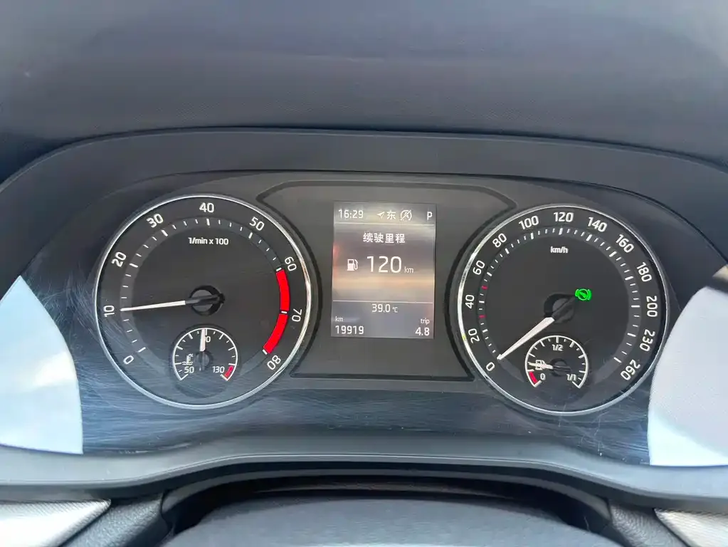 Skoda Octavia — фото 6