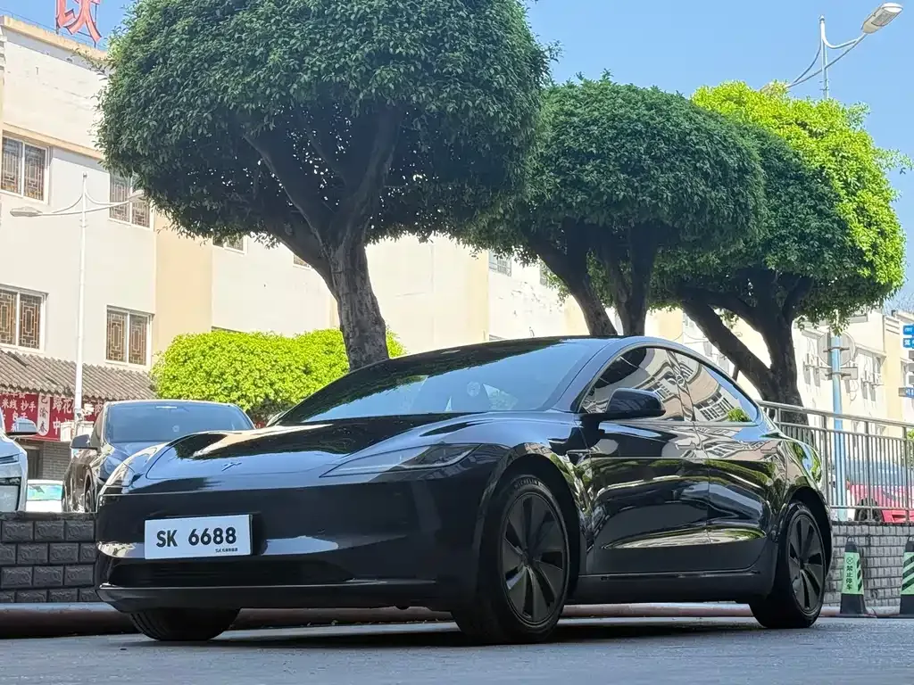 Tesla Model 3 — фото 1
