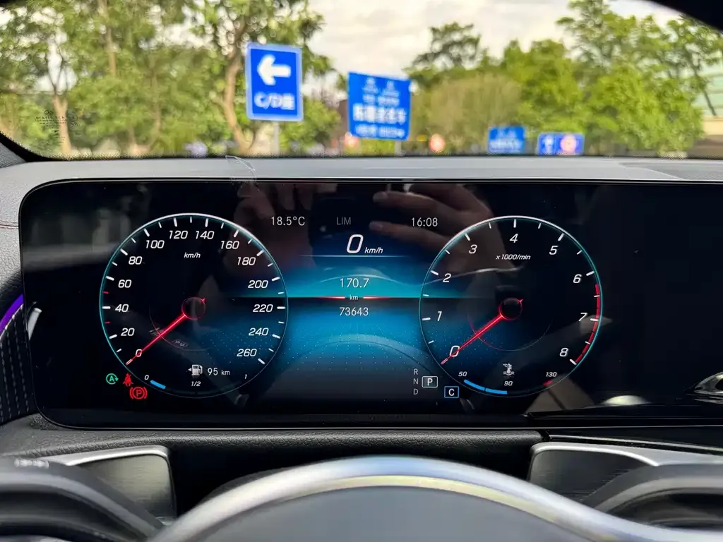 Mercedes-Benz GLB — фото 2