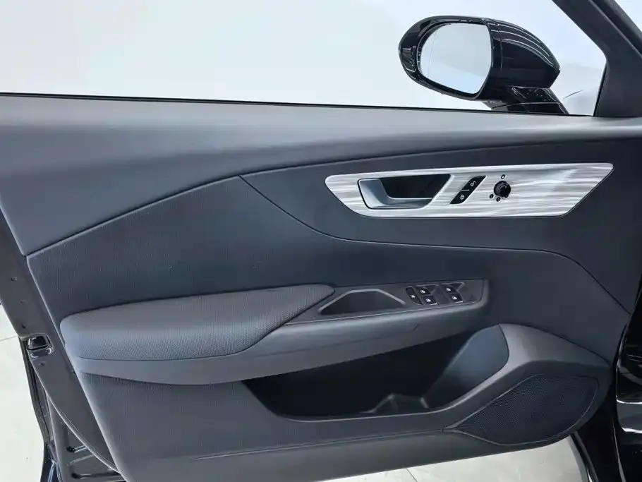 Hongqi E-QM5 — фото 2