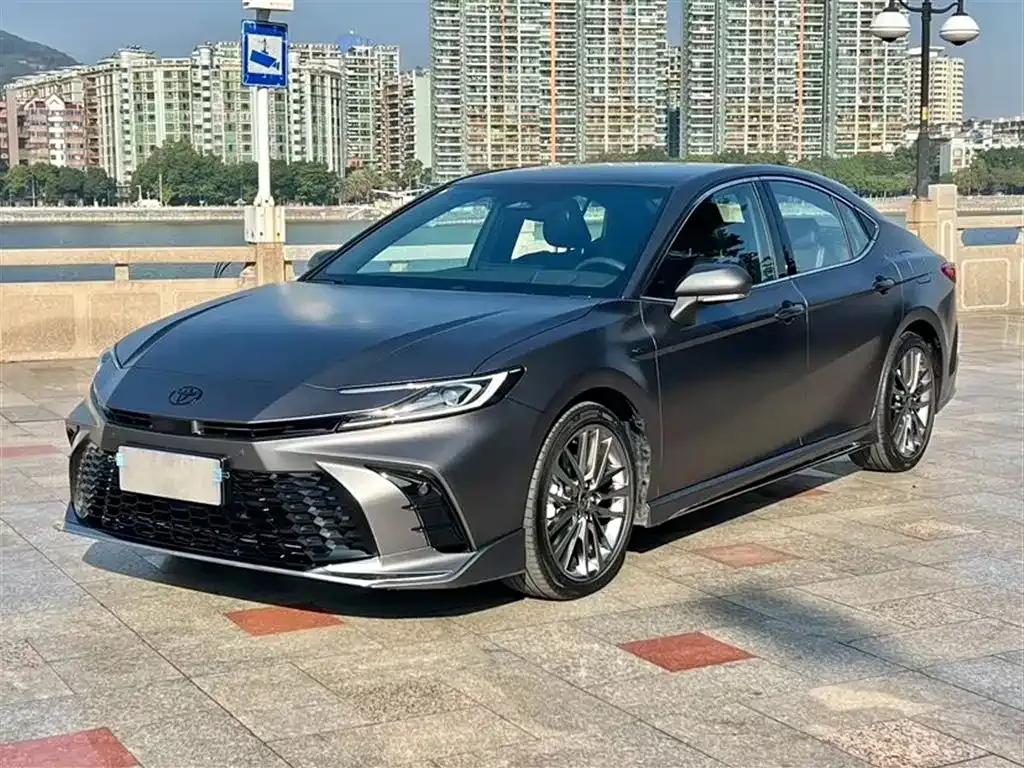 Toyota Camry — фото 1