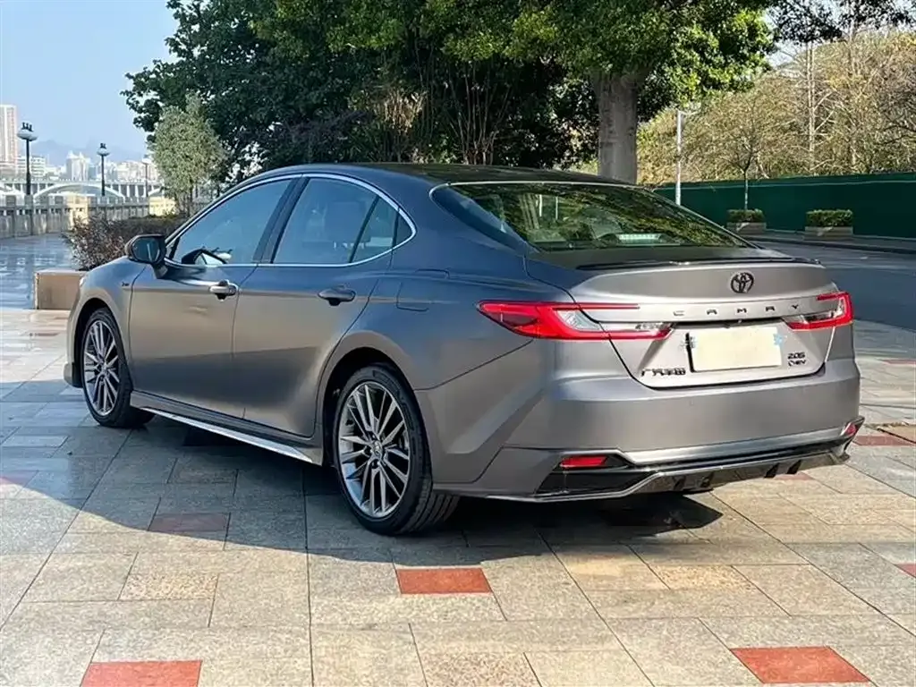 Toyota Camry — фото 2