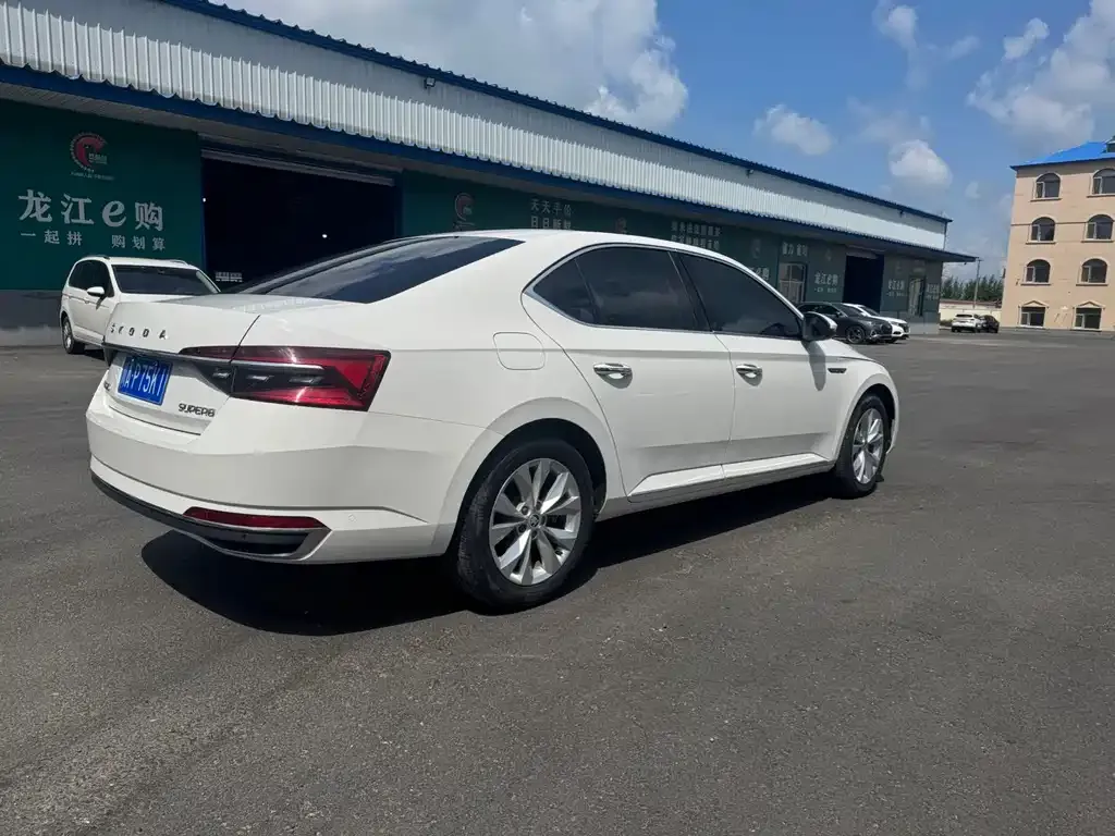 Skoda Superb — фото 7